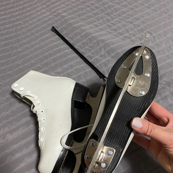 Brand new Fila ice skates. never used, it was wrong size .. enjoy - Picture 6 of 7